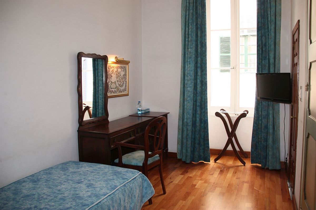 Spacious and cosy single room at the Castille Hotel