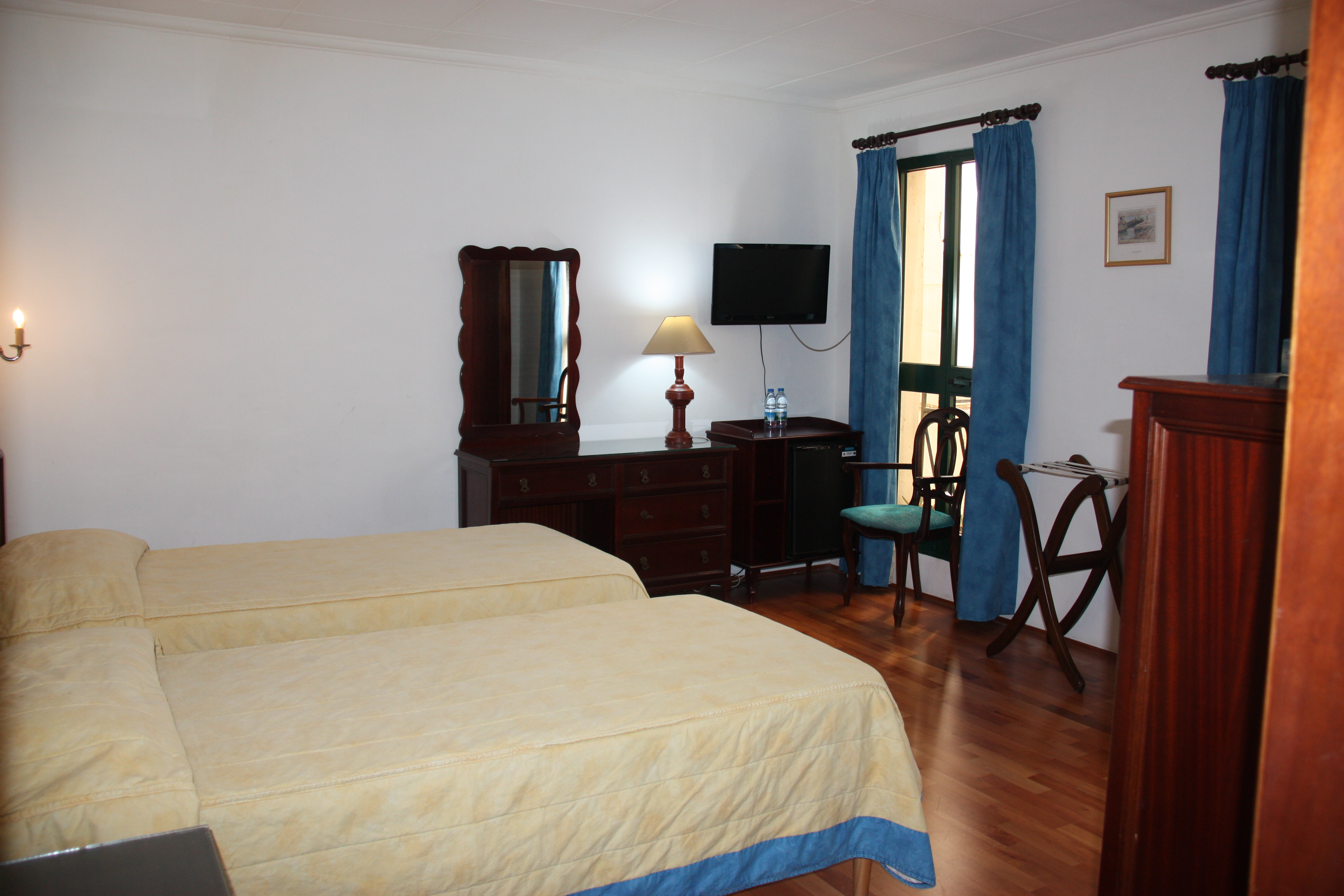 Spacious and comfortable Twin internal room at Castille Hotel