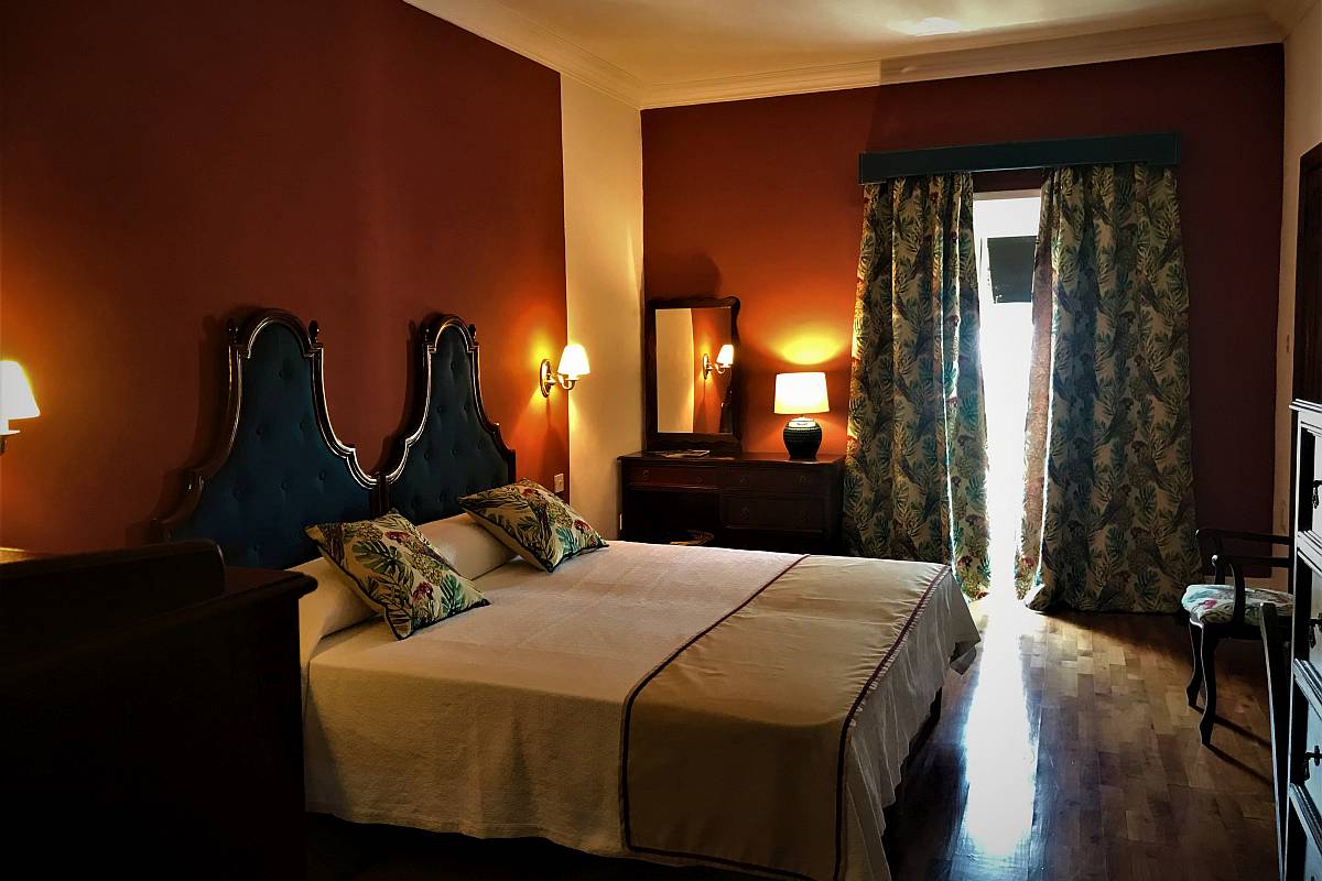Spacious and cosy twin standard room at Castille Hotel